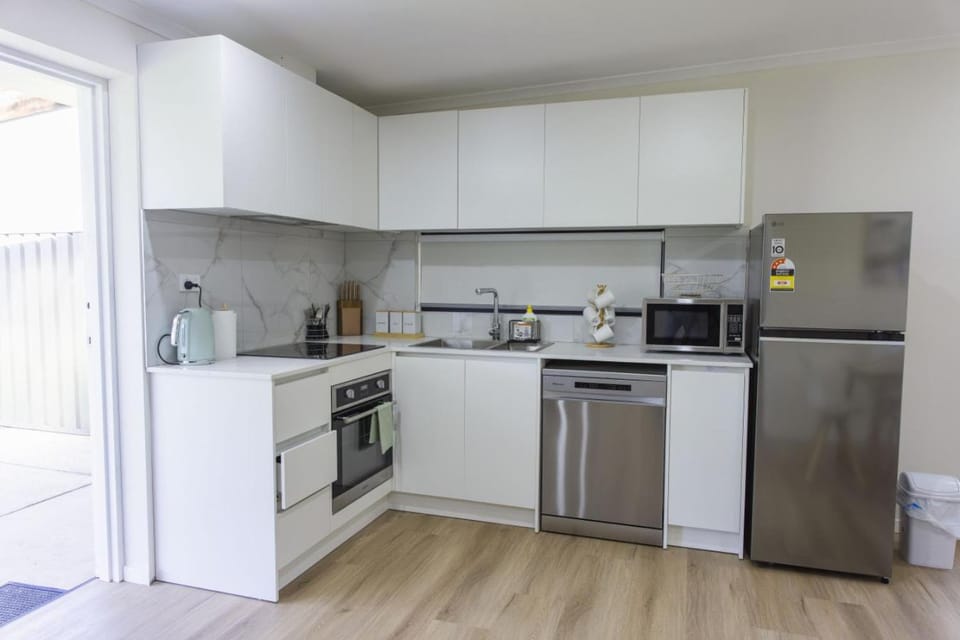 Coffee/tea facilities, Kitchen or kitchenette, microwave, stove, toaster