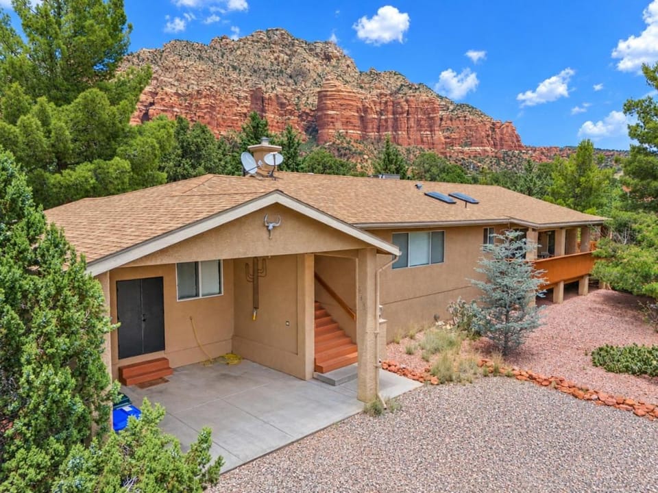 3 bdrm Sedona home next to trails with Hot Tub House in Village of Oak Creek