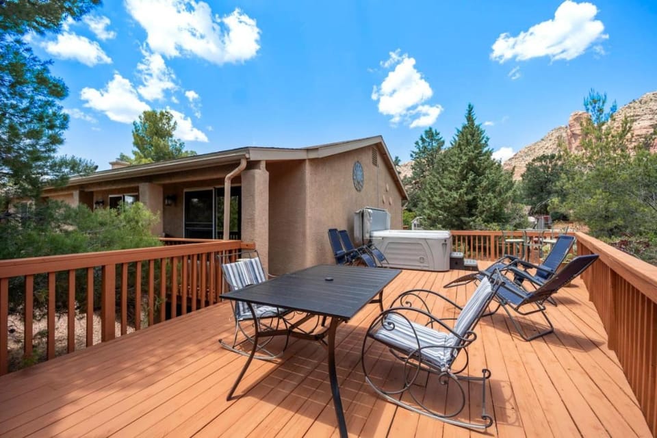 3 bdrm Sedona home next to trails with Hot Tub House in Village of Oak Creek