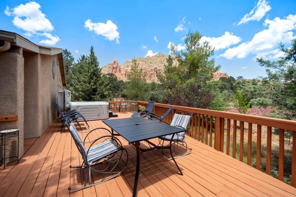 3 bdrm Sedona home next to trails with Hot Tub House in Village of Oak Creek
