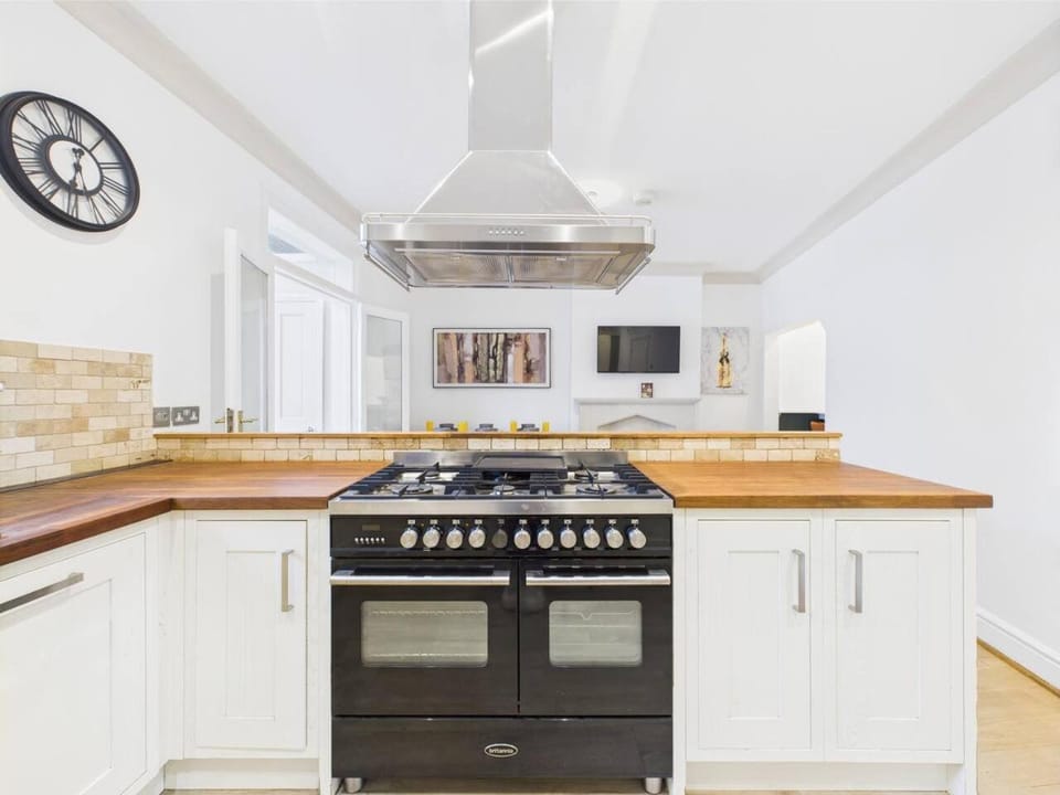 Queens Road by Signature Stays - Modern - Central House in Cheltenham