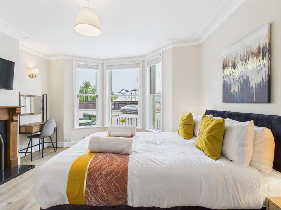Queens Road by Signature Stays - Modern - Central House in Cheltenham