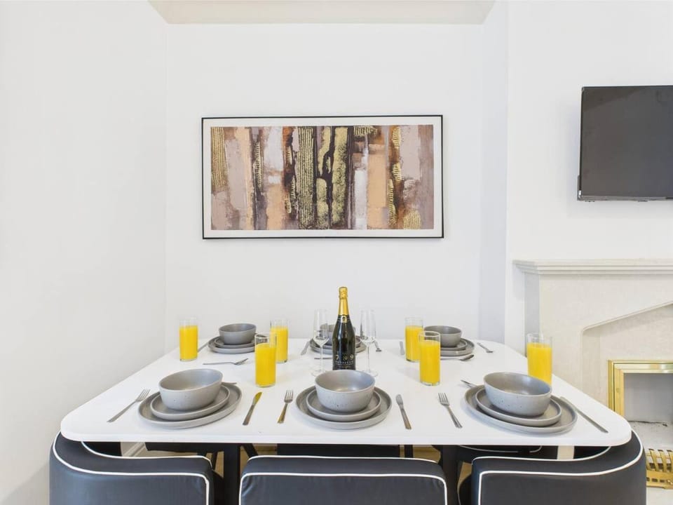 Queens Road by Signature Stays - Modern - Central House in Cheltenham