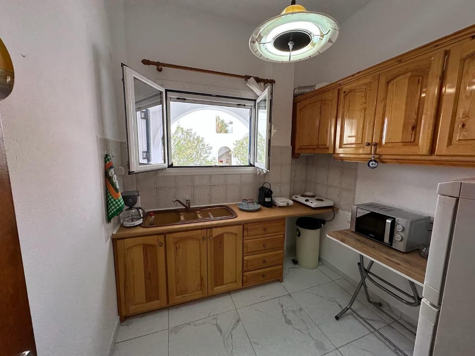 Coffee/tea facilities, oven, stove, toaster