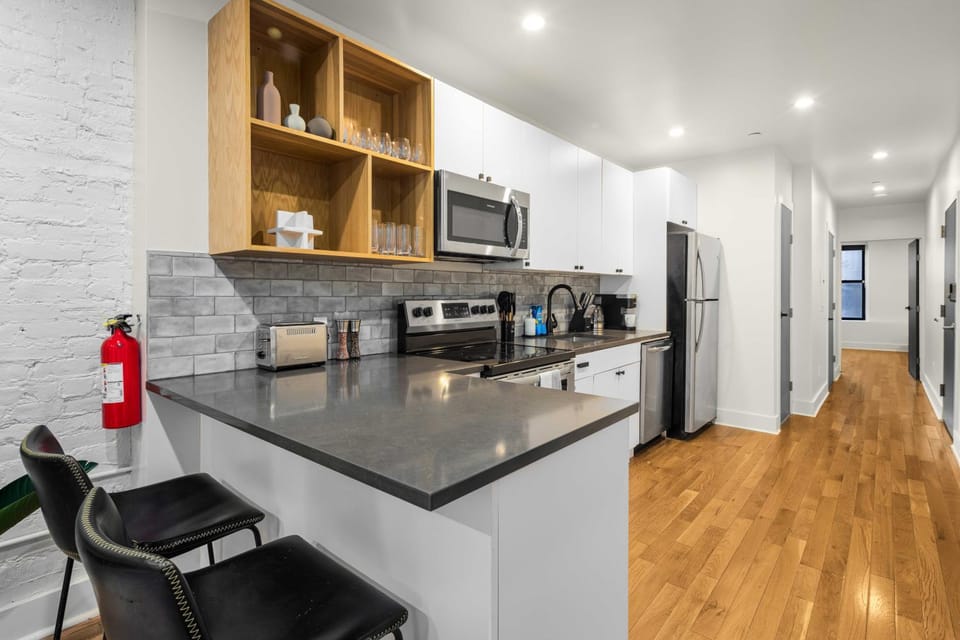 Coffee/tea facilities, Kitchen or kitchenette, dishwasher, oven, stove, toaster