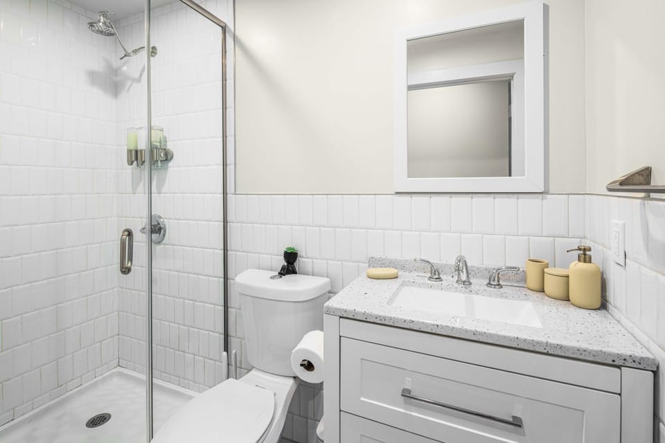 Shower, Toilet, Bathroom, Bath, towels