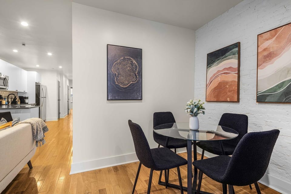 Kitchen or kitchenette, Living room, Seating area, Dining area