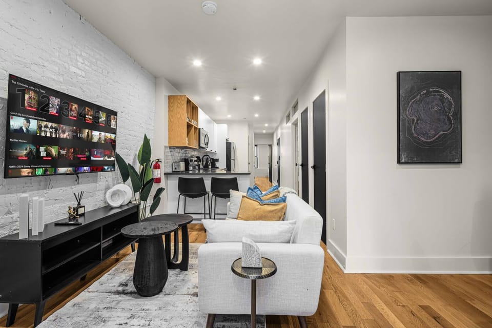 TV and multimedia, Kitchen or kitchenette, Living room, Seating area, Dining area