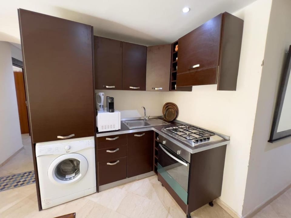 Kitchen or kitchenette, dishwasher, oven