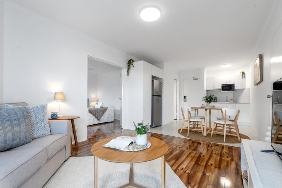 TV and multimedia, Kitchen or kitchenette, Living room, Seating area, Dining area