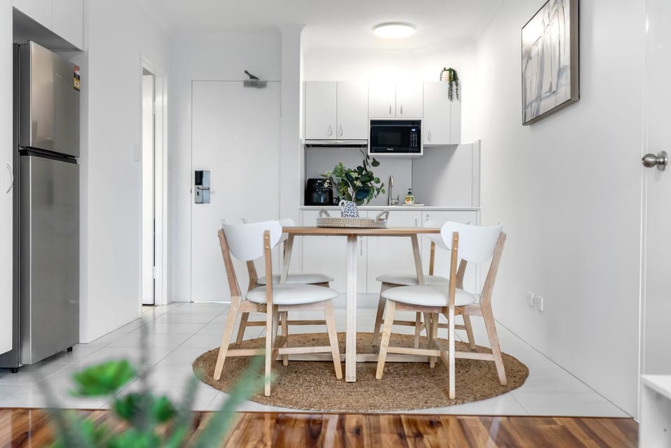 Kitchen or kitchenette, Seating area, Dining area