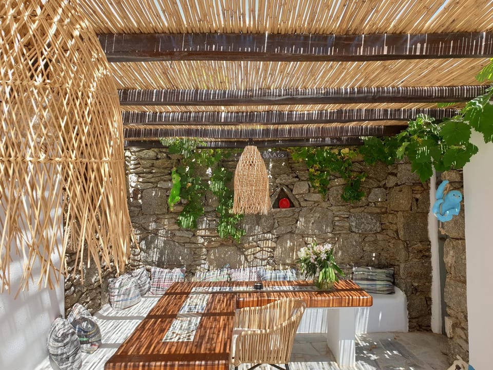 Communal lounge/ TV room, BBQ facilities, Balcony/Terrace