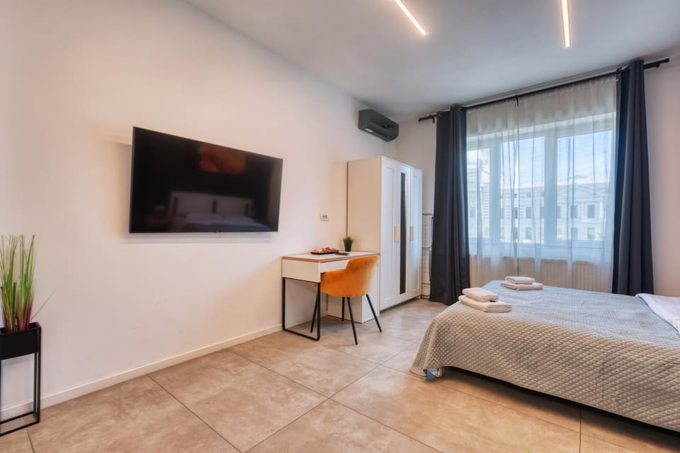 Bed, TV and multimedia, Photo of the whole room, Evening entertainment, Bedroom