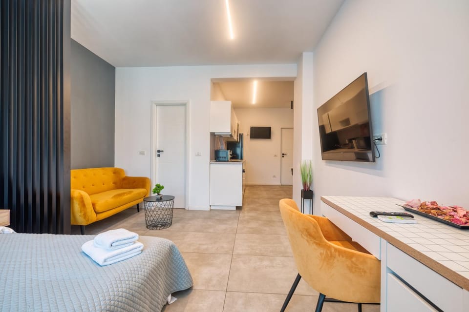 Communal lounge/ TV room, Bed, TV and multimedia, Kitchen or kitchenette, Living room, Photo of the whole room, Seating area, Dining area, Evening entertainment, Bedroom