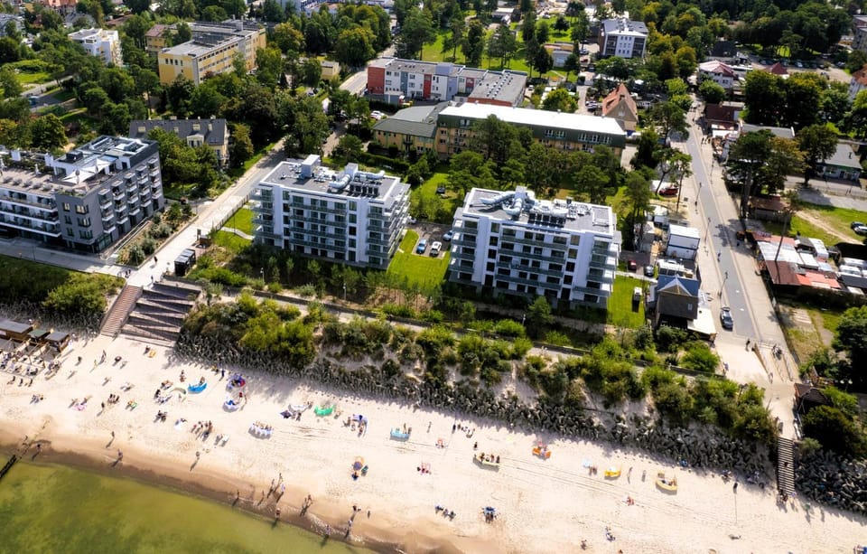 Property building, Beach, Location
