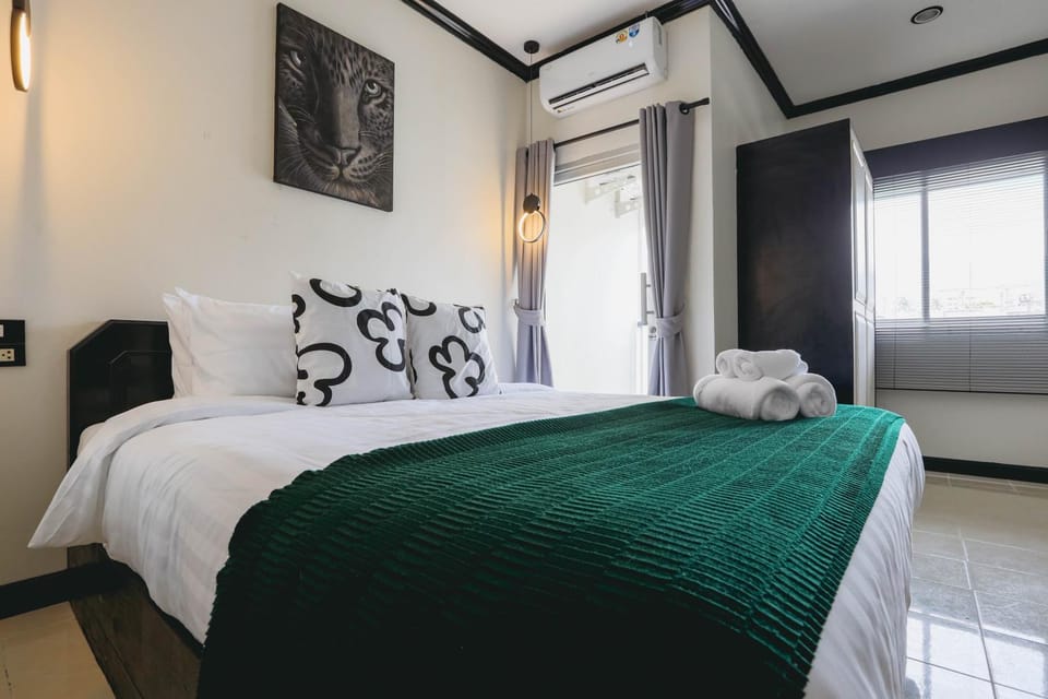 Bed, Photo of the whole room, Bedroom, air conditioner