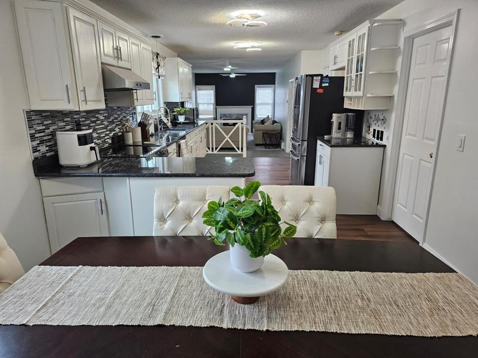 Coffee/tea facilities, Kitchen or kitchenette, Dining area, dishwasher, oven, stove, toaster