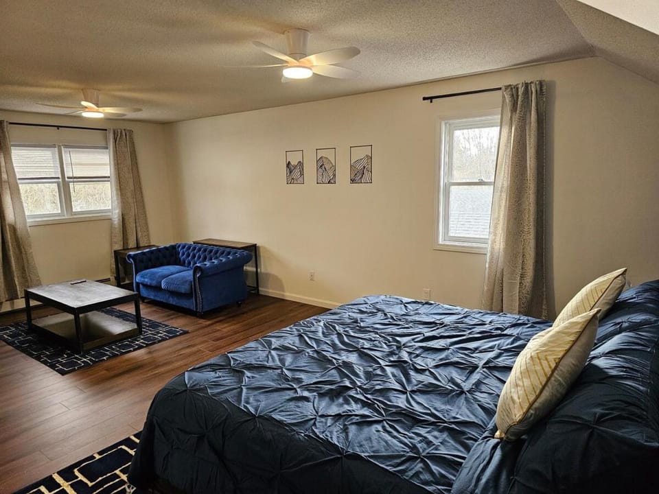 Bed, Seating area, Bedroom