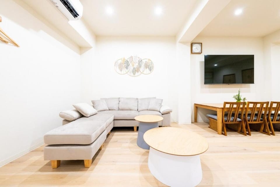 黄 大阪最大 無料Netflix ベッド17台 寝室5台バスルーム4台 USJへ9分 House in Osaka