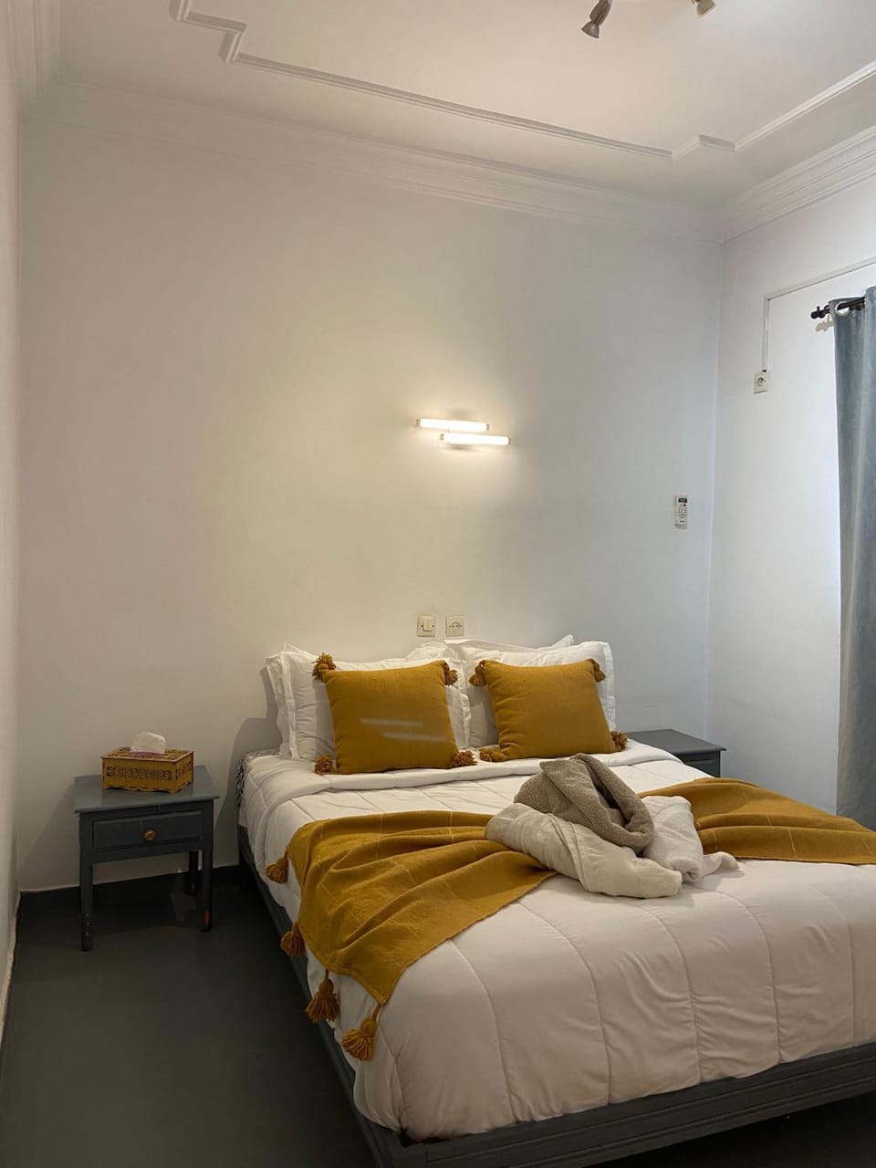 Bed, Photo of the whole room, Bedroom, towels