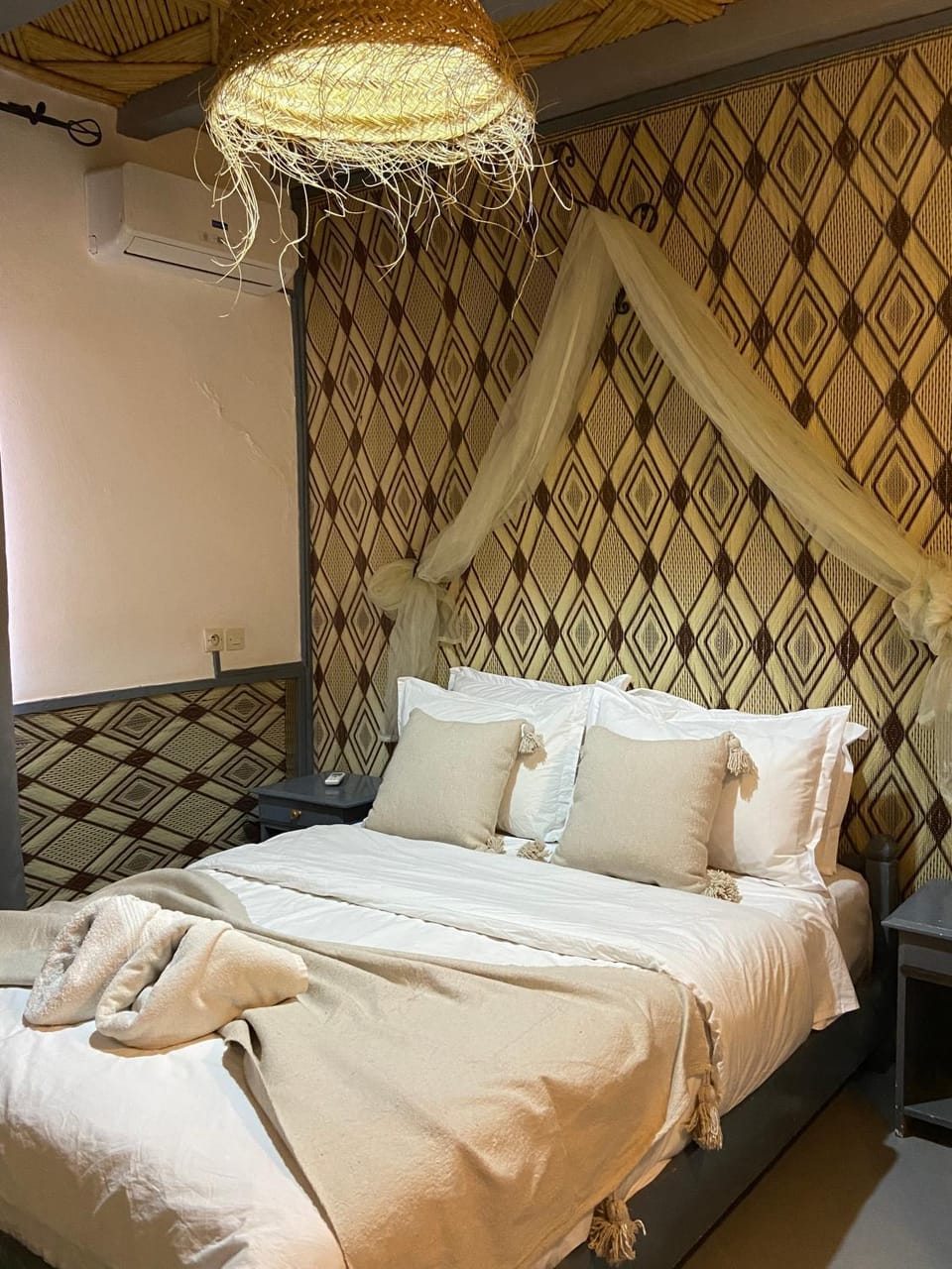 Bed, Bedroom, towels, air conditioner