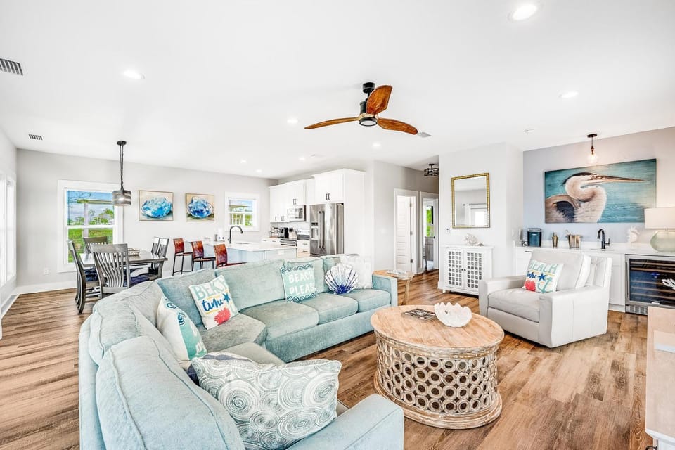 Kitchen or kitchenette, Living room, Decorative detail, Seating area, Dining area, pet friendly