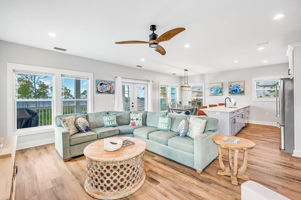 View (from property/room), Balcony/Terrace, Kitchen or kitchenette, Living room, Seating area, Dining area, Sea view