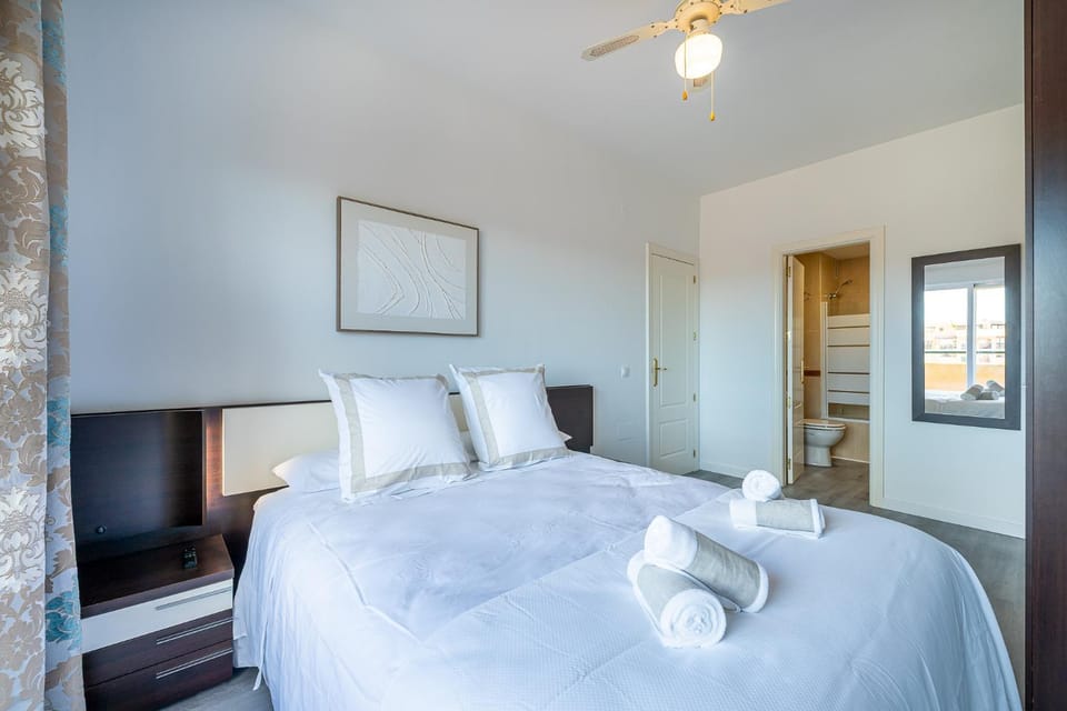 Bed, TV and multimedia, Photo of the whole room, Bedroom, towels