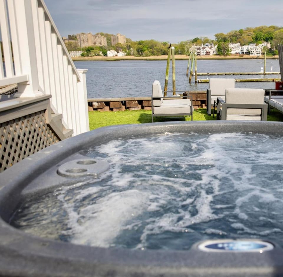Brand new cozy waterfront house w jacuzzi House in East Haven