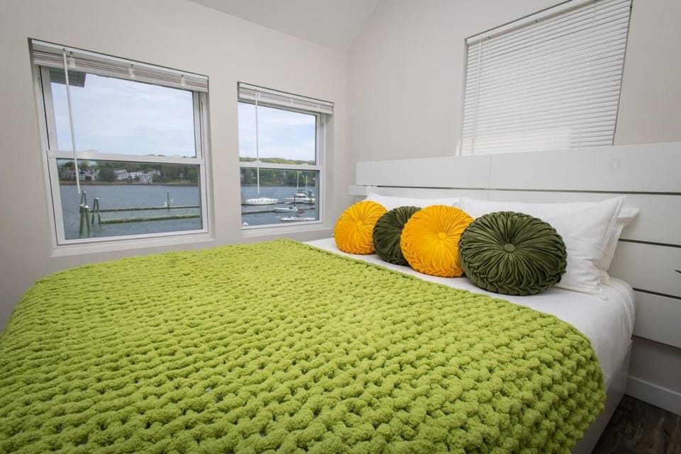 Brand new cozy waterfront house w jacuzzi House in East Haven