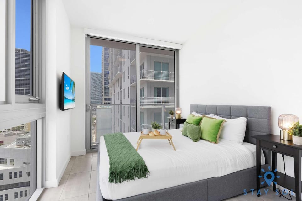 Beautiful 2BR Apartment with gym and Pool House in Miami