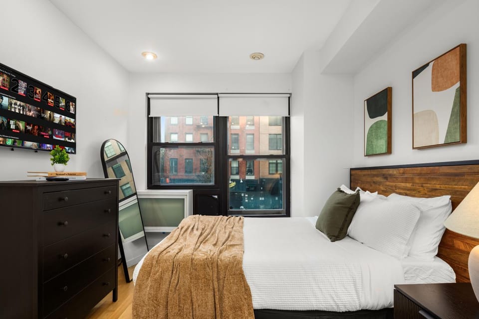 Bed, TV and multimedia, Photo of the whole room, Bedroom