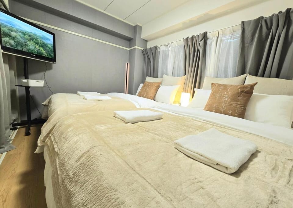 Bed, TV and multimedia, Bedroom