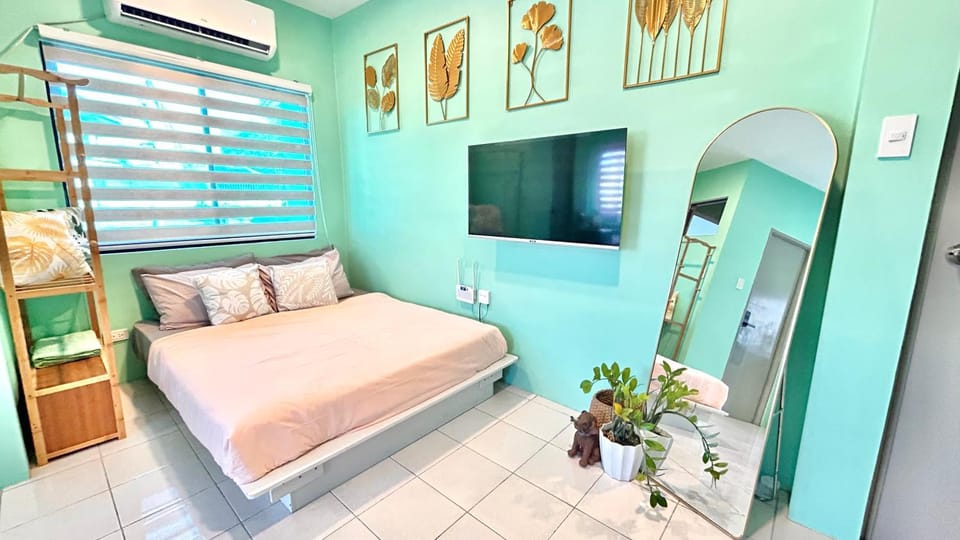 Bed, TV and multimedia, Bedroom