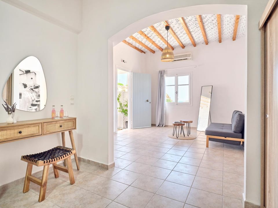 Photo of the whole room, Seating area, air conditioner