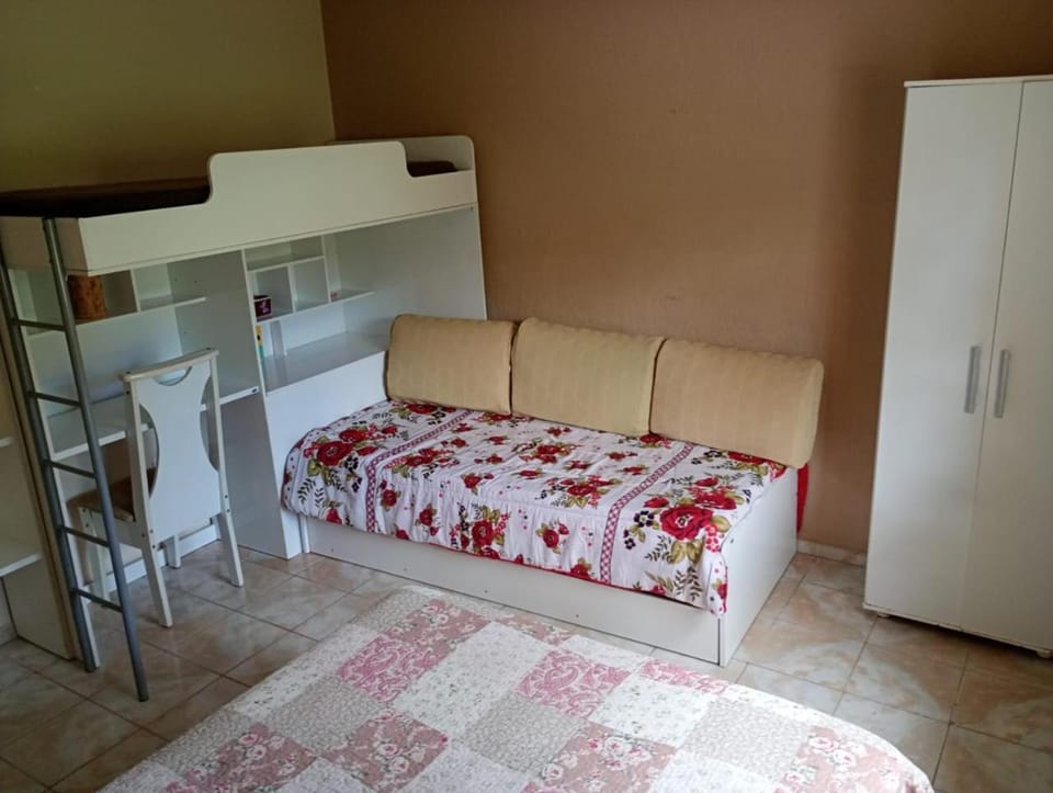 Bed, Photo of the whole room, bunk bed