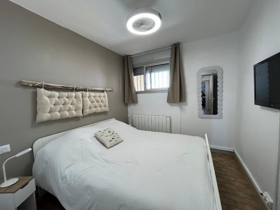 Deux pièces avec vue canal et parking privé à Sète - FR-1-338-616 Apartment in Occitanie