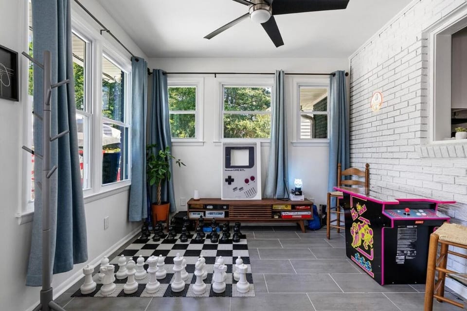 The Tranquil Token-Hot Tub & Ping Pong Table House in North Charleston