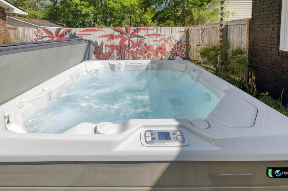 The Tranquil Token-Hot Tub & Ping Pong Table House in North Charleston