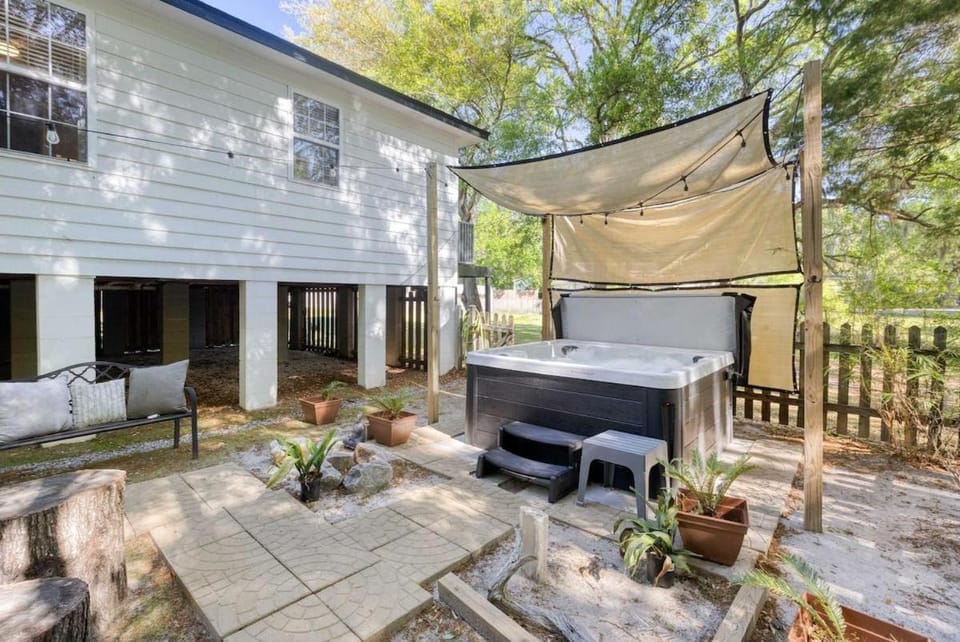 The Endless Summer-Hot Tub-7 beds House in North Charleston