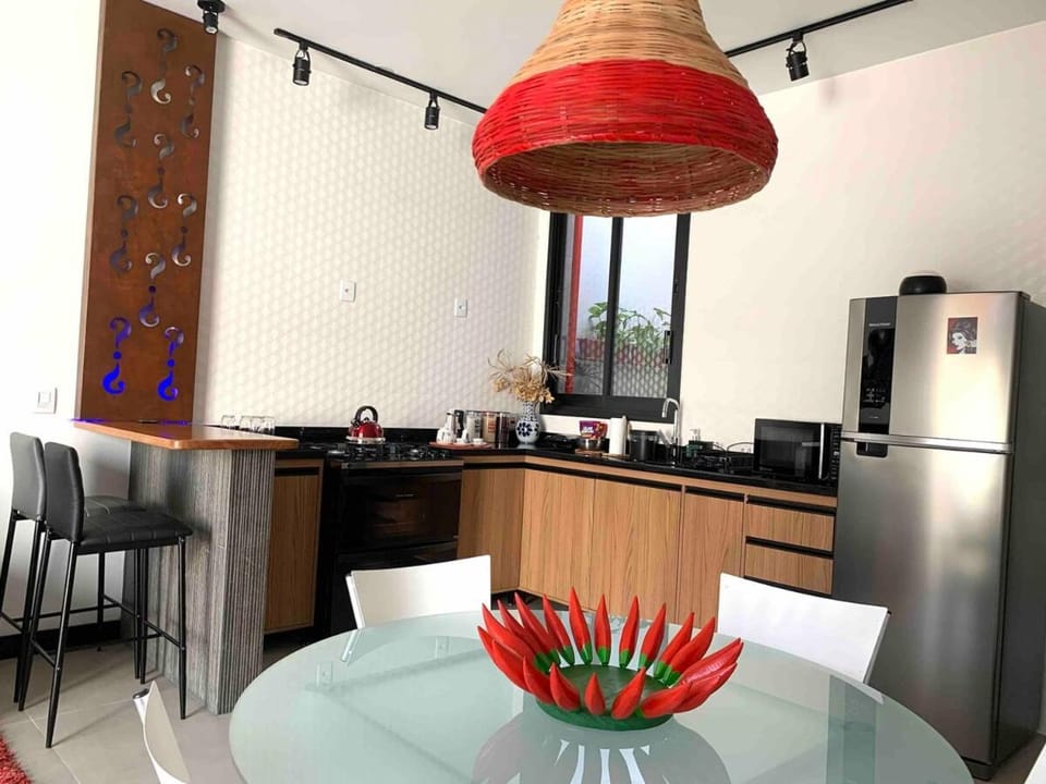 Casa linda, ótima localização, 2 vagas de garagem House in Porto Alegre