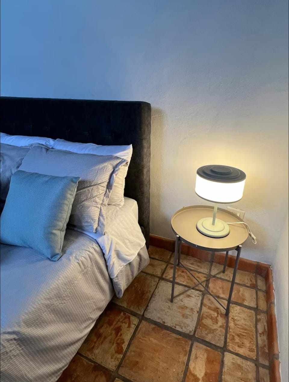 Bed, Photo of the whole room, Seating area, Bedroom