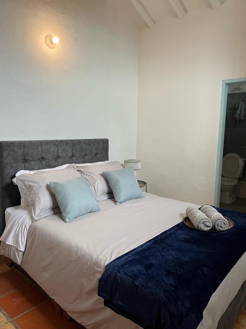 Bed, Bedroom, towels