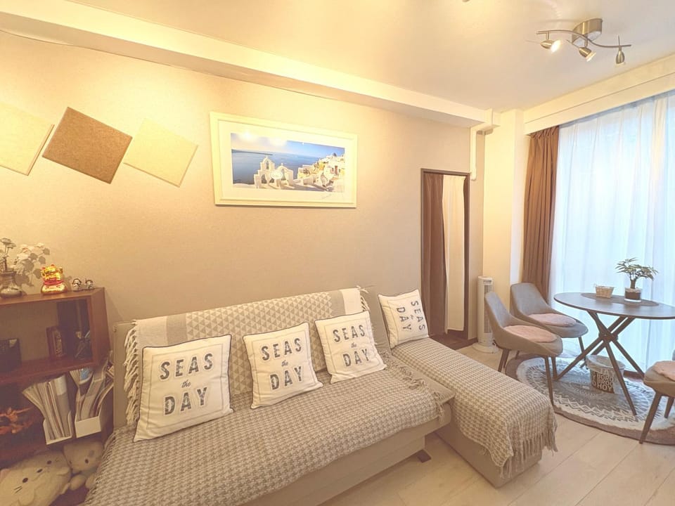 Photo of the whole room, Seating area