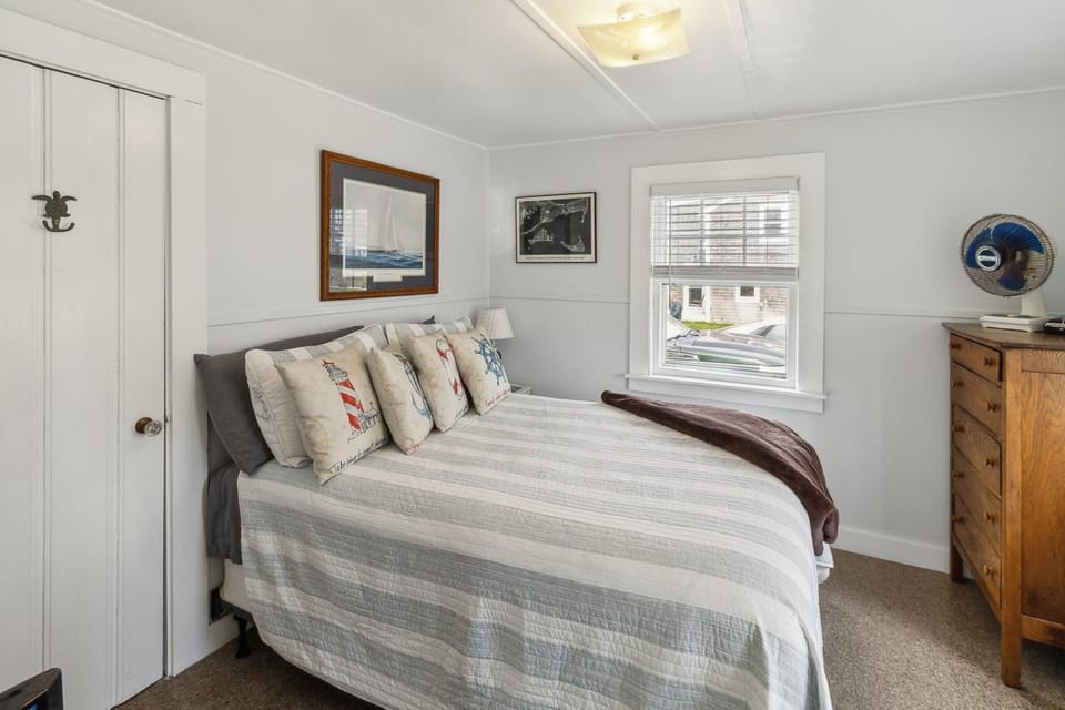 Coastal Cottage Retreat Steps from the Beach cottage House in Marion
