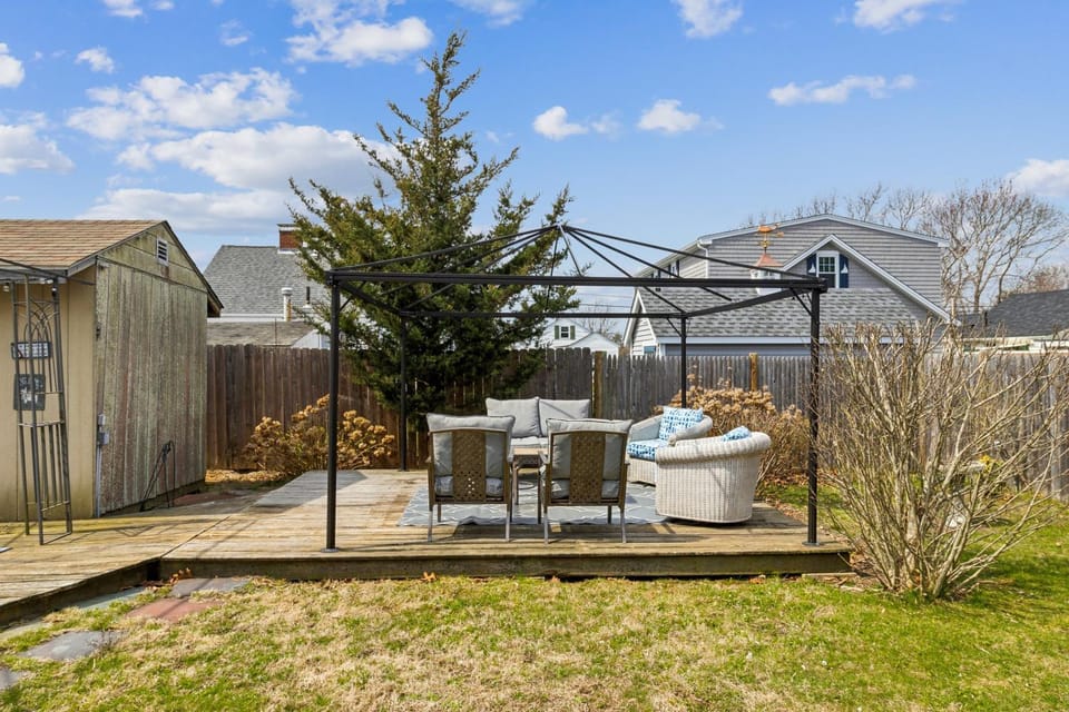 Coastal Cottage Retreat Steps from the Beach cottage House in Marion