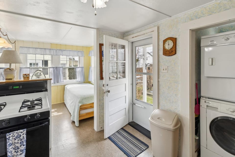 Coastal Cottage Retreat Steps from the Beach cottage House in Marion
