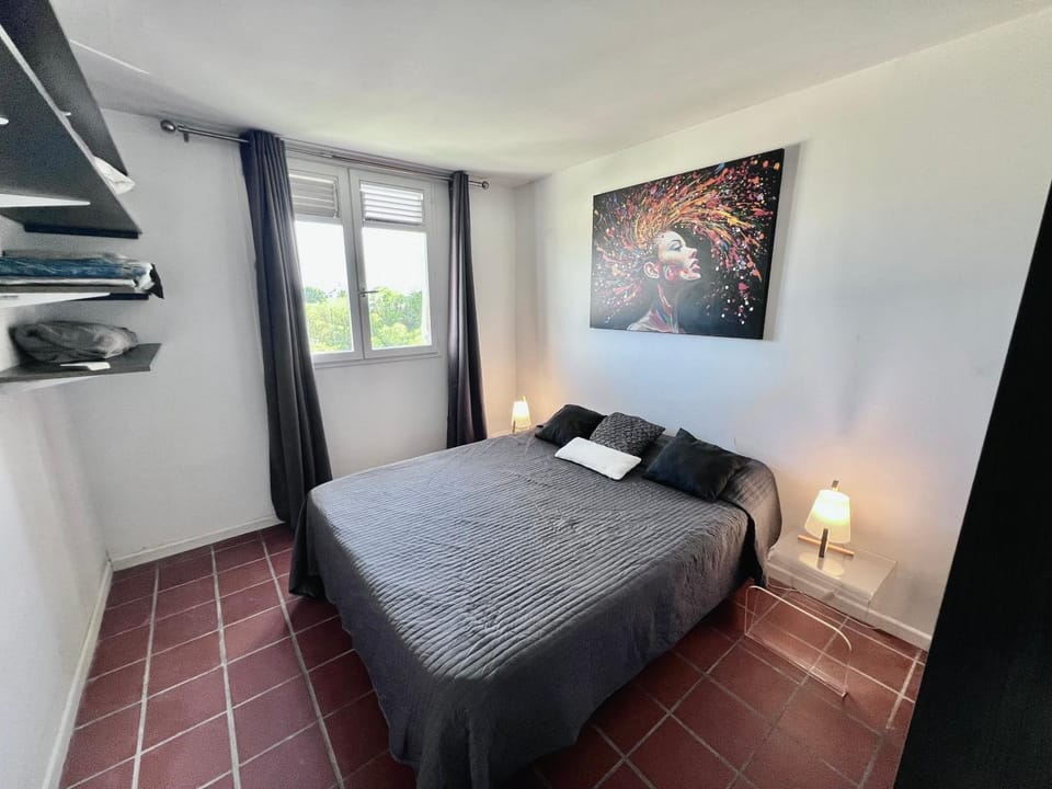 Photo of the whole room, towels