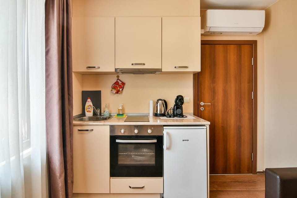 Coffee/tea facilities, Kitchen or kitchenette, oven, stove