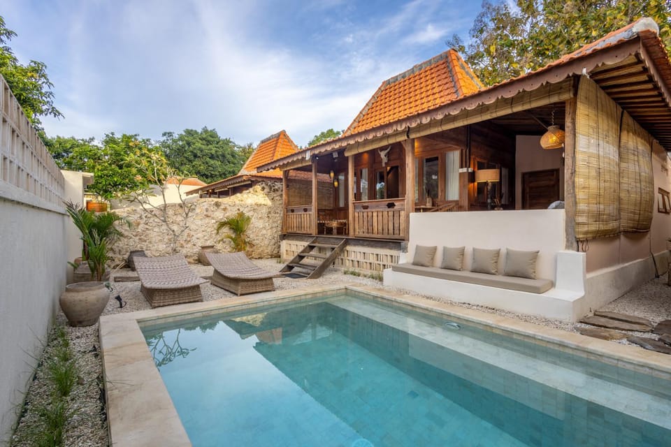 Property building, Patio, Day, Natural landscape, Pool view, Swimming pool, sunbed